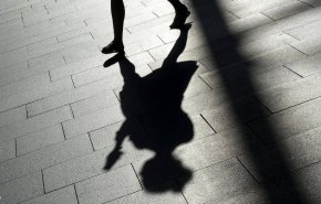 مقابل 3 دولارات.. رجل يبيع ابنته لـ'مجرم'