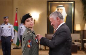 ملك الأردن يقلد الأميرة سلمى جناح الطيران 