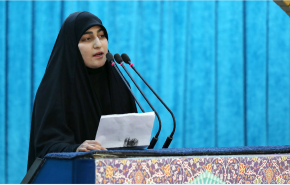 شاهد كريمة الشهيد القائد سليماني تحمل السلاح في صلاة الجمعة