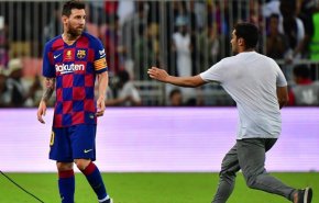 بالفيديو.. مشجع سعودي يقتحم الملعب وينقض على ميسي