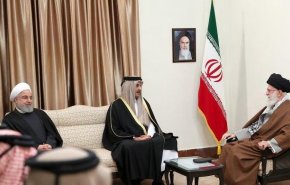 قائد الثورة يؤكد على ضرورة توطيد التعاون مع قطر