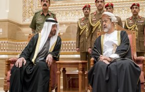 شاهد.. لماذا رفض سلطان عمان الجديد مصافحة ابن زايد!