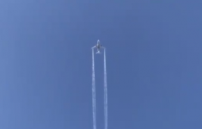 شاهد.. ماذا فعل تفريغ وقود طائرة فوق مدارس اطفال في فلوريدا؟!