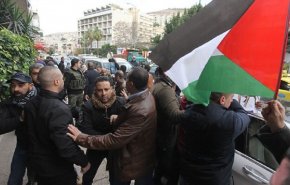 اعتراض فلسطینی های ساکن نابلس به حضور کنسول انگلیس در این شهر/ فلسطینیان خواستار عذرخواهی انگلیس برای اعلامیه بالفور شدند