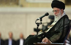 قائد الثورة يبعث نداء إلی آية الله السيستاني 