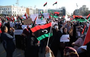 مظاهرات مناهضة لحفتر بطرابلس.. ومؤيدوه يغلقون ميناء نفطيا

