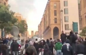 لبنان... قوى الامن الداخلي تطلق خراطيم المياه لتفريق المعتدين+فيديو 