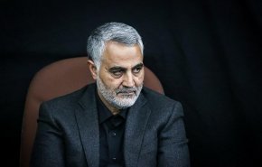 شاهد/ كيف يلاعب الشهيد سليماني طفلا رضيعا