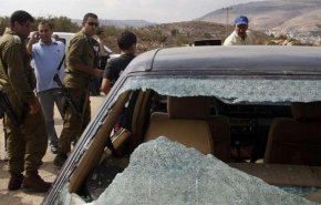 مستوطنون يهاجمون سيارة فلسطينية شرق الخليل
