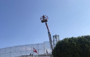جيش الاحتلال استأنف تركيب قواعد حديدية قبالة كفركلا