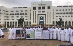 وجهوا رسالة للسلطان.. تظاهرة أمام وزارة القوى العاملة بعُمان لهذا السبب