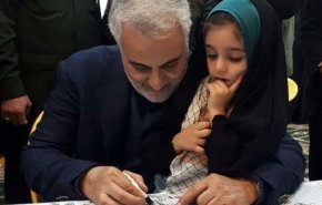 شاهد.. الشهيد سليماني وكأنه فيض من الحنان تجاه أطفال الشهداء 