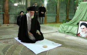 قائد الثورة يزور مرقد مؤسس الجمهورية الاسلامية+فيديو  