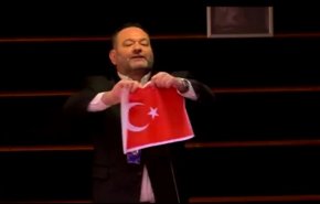 بالفيديو.. تمزيق العلم التركي في البرلمان الأوروبي!
