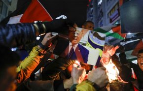 شاهد..محرقة فلسطينية عنوانها صفقة ترامب!