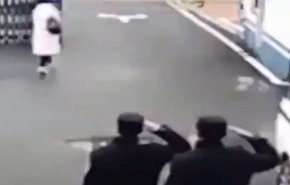 شاهد... مبادرة فريدة من صيني للشرطة والرد مؤثر