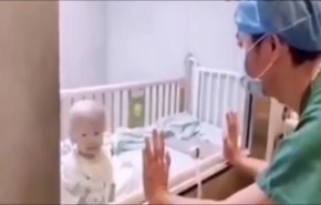 طبيب ينهار من البكاء أمام رضيع مصاب بكورونا (فيديو)

