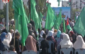 شاهد.. وقفة نسائية تنديدا بصفقة ترامب في غزة