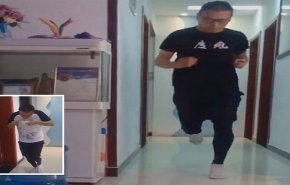 شاهد.. كيف يحافظ عداء صيني على لياقته البدنية داخل شقته الصغيرة