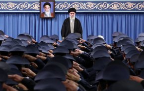 قادة وكوادر القوة الجوية يلتقون قائد الثورة الاسلامية