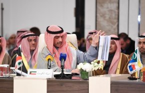 شاهد/مسؤول كويتي يلقي بصفقة ترامب في سلة المهملات