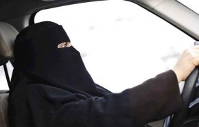 سعودية تواجه كارثة أثناء تعلمها قيادة السيارة