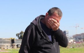 الصهاينة اقتلعوه من ارضه وهدموا منزله.. شاهد دموع توفيق 