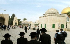 عشرات المستوطنين يقتحمون المسجد الأقصى