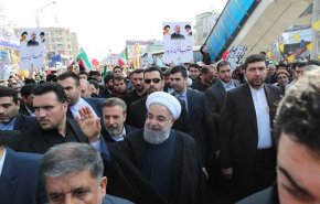 شاهد: الرئيس روحاني يشارك بمسيرات ذكرى انتصار الثورة