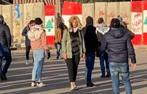 محتجون يرشقون القوى الأمنية بالحجارة في بيروت + صورة