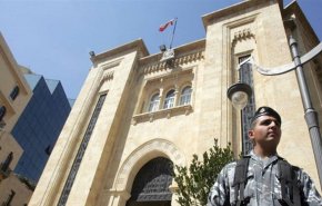شاهد..ضرب النواب من قبل المحتجين رفضا لانعقاد جلسة منح الثقة في لبنان