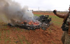 بالفيديو: الارهابيون يعرضون حطام مروحية عسكرية في إدلب