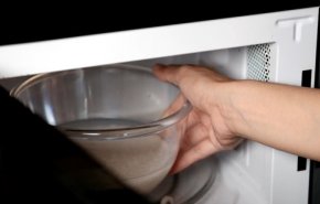أطعمة تسبب التسمم بعد تسخينها في الميكروويف