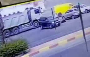 بالفيديو.. رجل سعودي يدهس زوجته! 