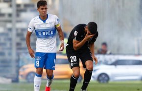 شاهد..إصابة لاعب بالالعاب النارية والغاء المباراة في تشيلي