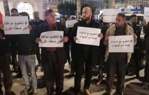 بالصور.. متظاهرون فلسطينيون ينددون باللقاءات التطبيعية مع الاحتلال