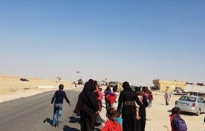 خروج عائلات عبر الممر الإنساني غرب معرة النعمان بريف إدلب
