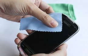 تريد تنظيف شاشة هاتفك.. إحذر هذه الأشياء الـ 7 