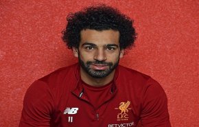 شاهد.. تصرف إنساني من محمد صلاح مع طفل سوري فقد إحدى ساقيه