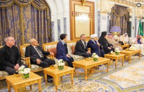 شاهد لأول مرة.. حاخام إسرائيلي في قصر الملك سلمان!