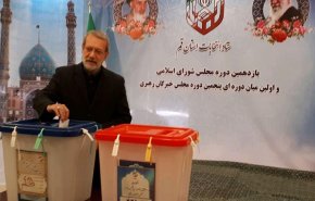 رئيس البرلمان الإيراني يدلي بصوته الانتخابي