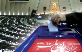 حضور برخی رای‌دهندگان در شعبات اخذ رای در ساعات پایانی/ درخواست برای ادامه فعالیت شعبات
