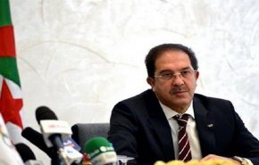مسؤول رياضي جزائري يثير سخطا واسعا بعد وقوفه لنشيد 