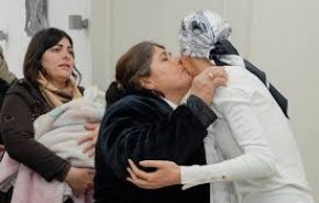 شاهد: صور جديدة لأسماء الاسد مع عوائل الشهداء والجرحى
