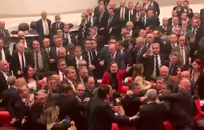 شجار عنيف بالبرلمان التركي نتيجة سياسة أردوغان بإدلب
