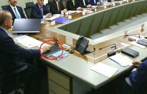 الكشف عن سر دفتر أسود يرافق أردوغان في كل مكان