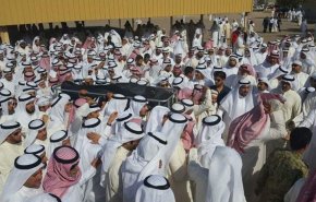 مصاب بـ«كورونا» يحضر عزاء في الكويت ويصافح العشرات