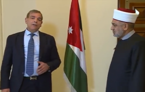 شاهد.. وزيران أردنيان في مشهد تمثيلي للوقاية من كورونا