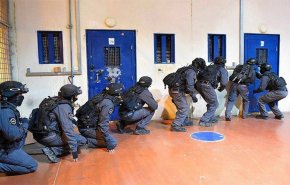 قوات قمع الاحتلال تقتحم أربعة أقسام في سجن 