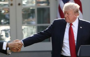 ترامب يبرر استمراره في المصافحة بالأيدي!